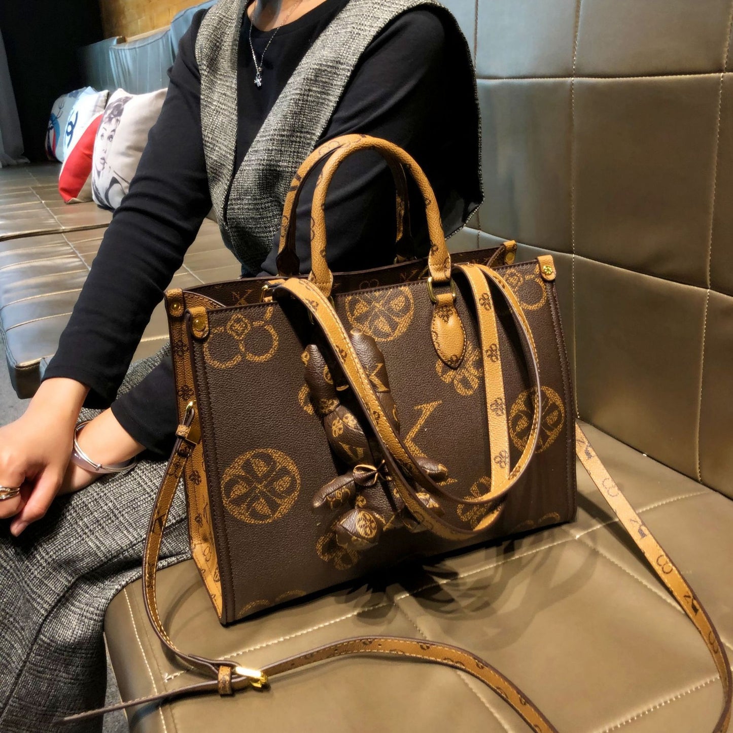 Gucci Bags Cross-border foreign trade tote bag 2025 commuting large capacity new one-shoulder hand-held crossbody bag is fashionable and versatile