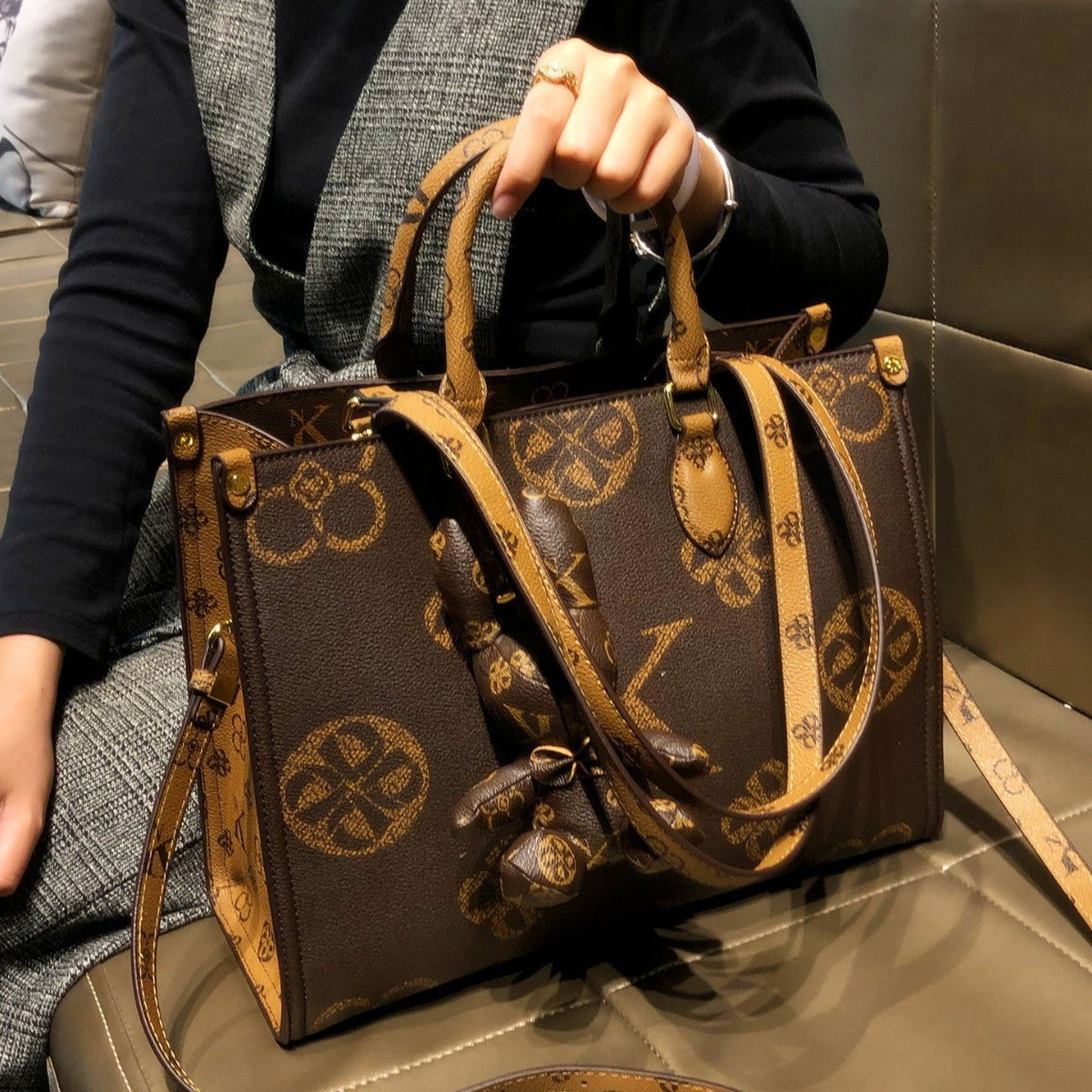 Gucci Bags Cross-border foreign trade tote bag 2025 commuting large capacity new one-shoulder hand-held crossbody bag is fashionable and versatile
