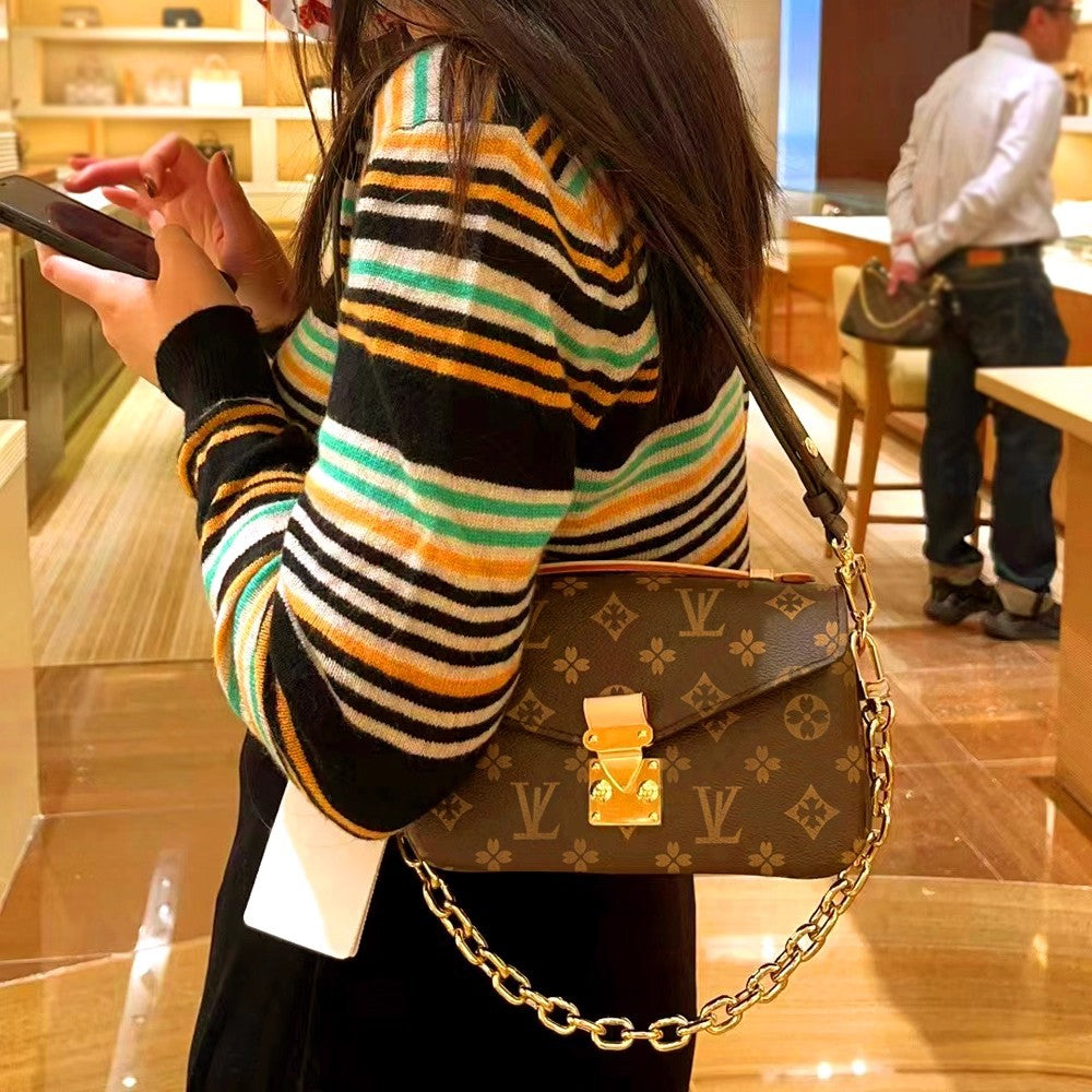 LV Original standard chip version 2025 new high version L leather women's bag small postman one shoulder crossbody bag V chain
